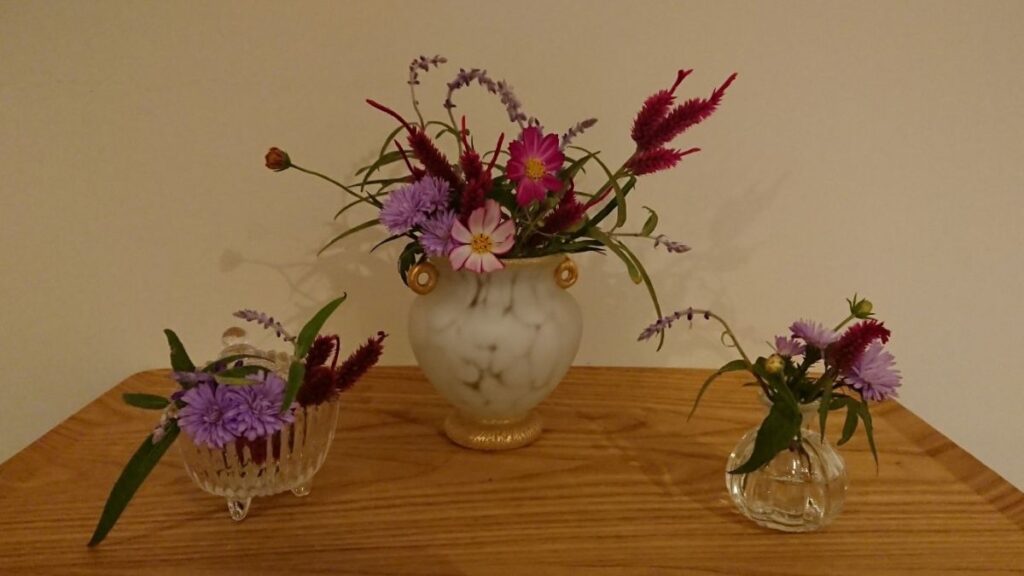 小さな花を飾るとお部屋や心が華やぐだけでなく、感性も磨かれます。手軽に花を飾り方や、日常に花を取り入れるヒントをご紹介しています。